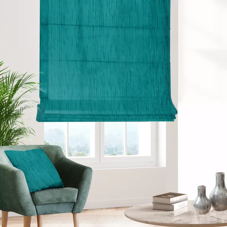 Roleta rzymska ciemnoturkusowa z tkaniny welwetowej w pionowe prążki, wykończona obciążnikiem