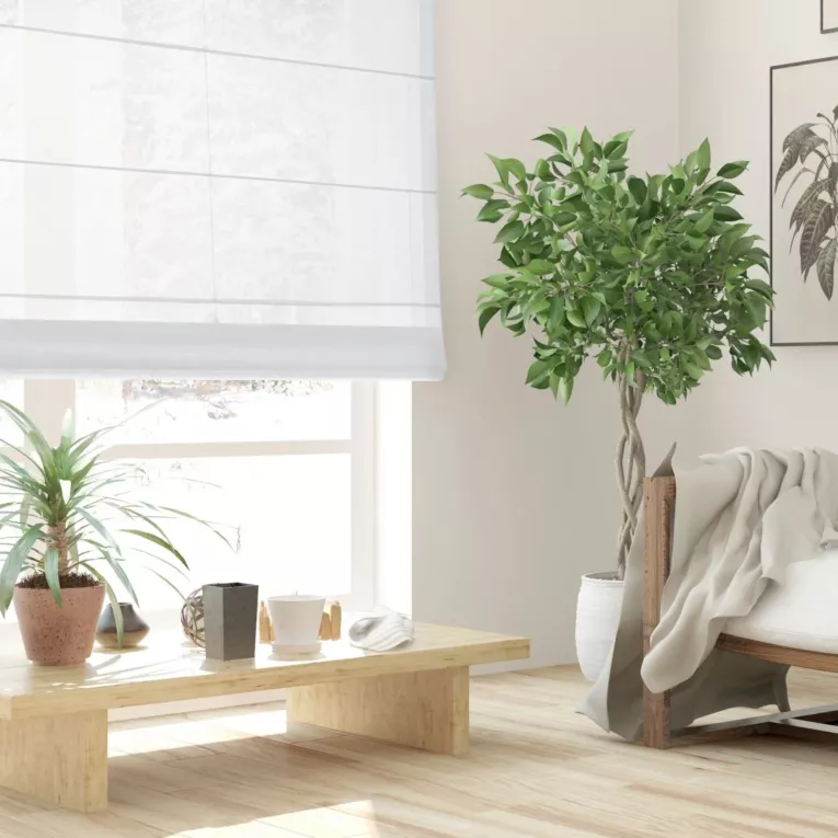 Roleta rzymska PADVA biała z delikatnej w dotyku połyskliwej tkaniny PERU, wykończona obciążnikiem