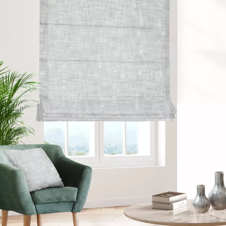 Roleta rzymska kremowo srebrzysta z tkaniny w stylu eko z błyszczącym nadrukiem