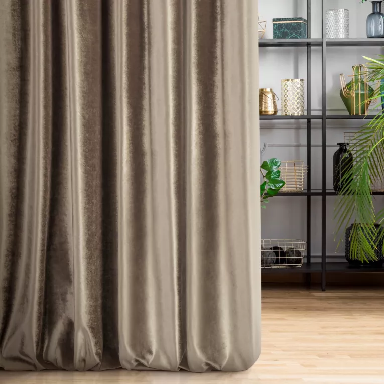 Zasłona szyta na taśmie 5 cm SAFARI jasnobrązowa z miękkiej welwetowej tkaniny z połyskiem