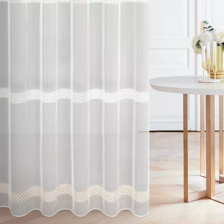 Firana szyta na taśmie 5 cm kremowa z matowego PERU, zdobiona ażurowym haftem w kółeczka tworząc poziome pasy
