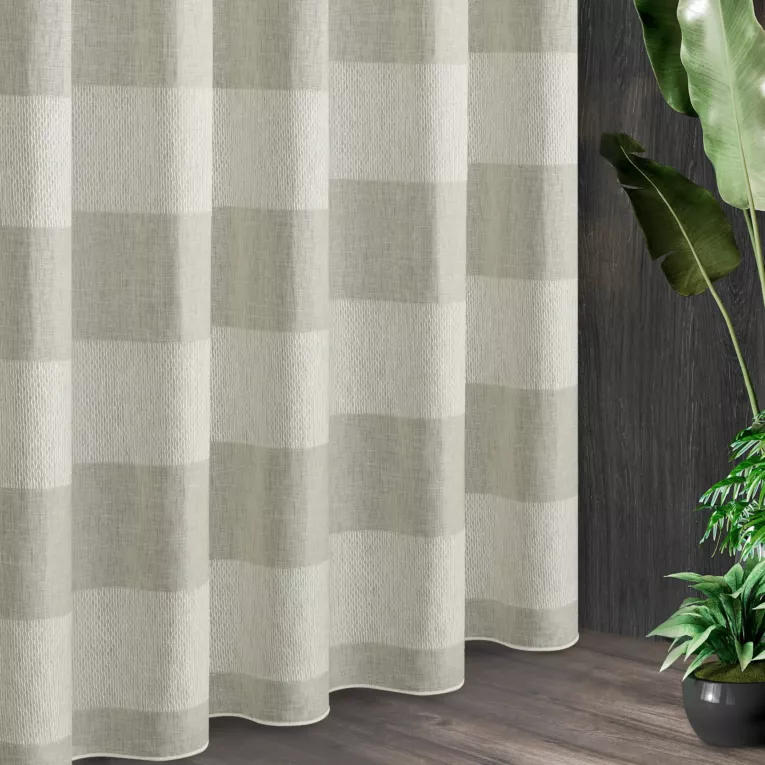 Tkanina firanowa etamina przypominająca len, z poziomymi pasami przetykanymi srebrną nitką, o gęstym splocie, wykończona obciążnikiem