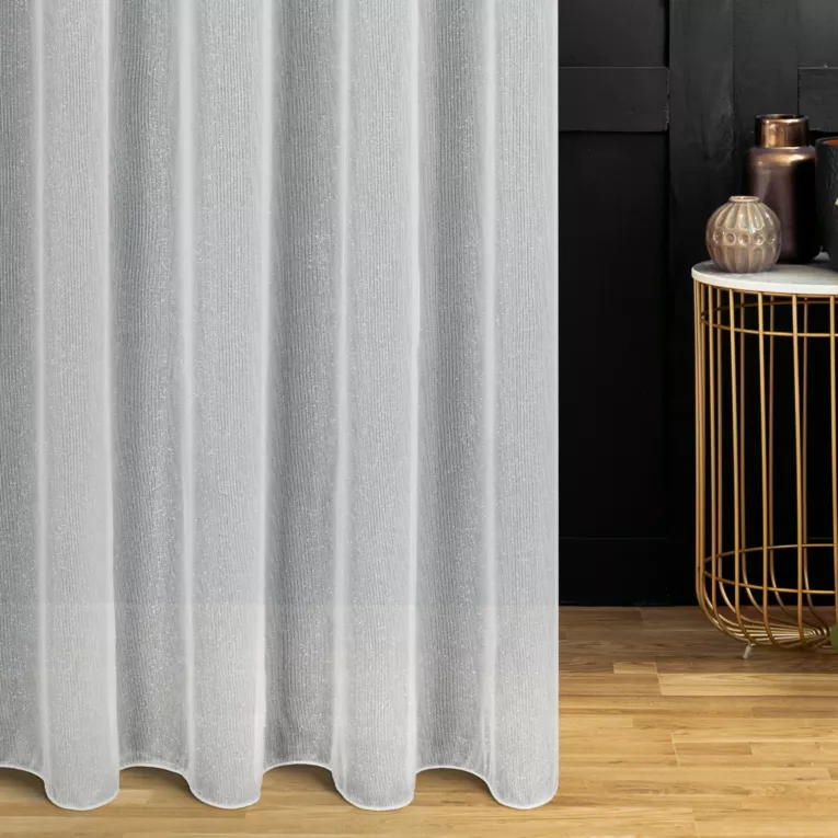 Firana szyta na taśmie 5 cm biała z połyskującej siateczki z moherową nicią, wykończona obciążnikiem