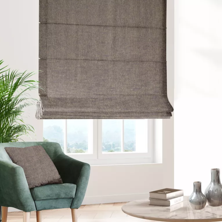 Roleta rzymska beżowa miękka, szenilowa tkanina o wyraźnym splocie i delikatnym połysku, mieniąca się w dwóch odcieniach