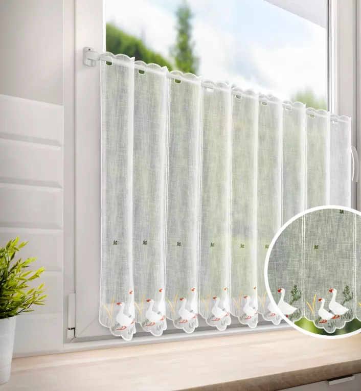 Tkanina firanowa zazdrostka z etaminy zdobiona haftem gąsek