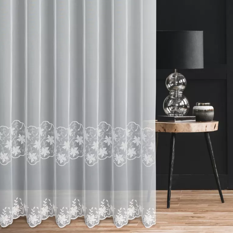 Firana szyta na taśmie 5 cm biało srebrna z matowej przezroczystej tkaniny PERU haftowanej w kwiatowy wzór z cekinami