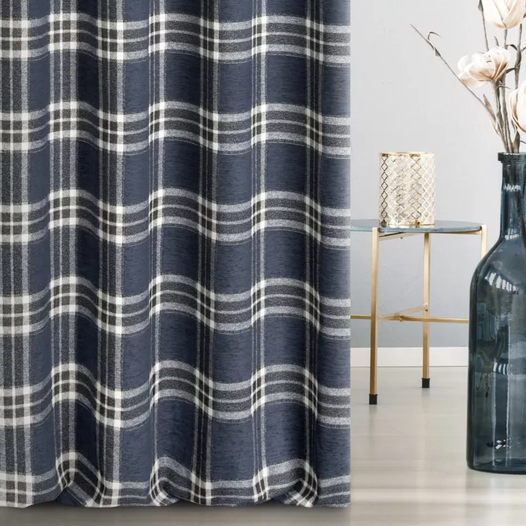 Zasłona szyta na flexach granatowo naturalna z grubej, szenilowej tkaniny w elegancką kratę