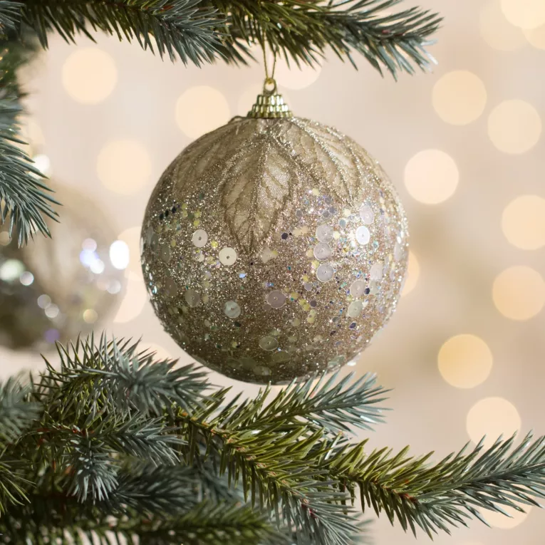 Bombka choinkowa zdobiona drobnymi koralikami