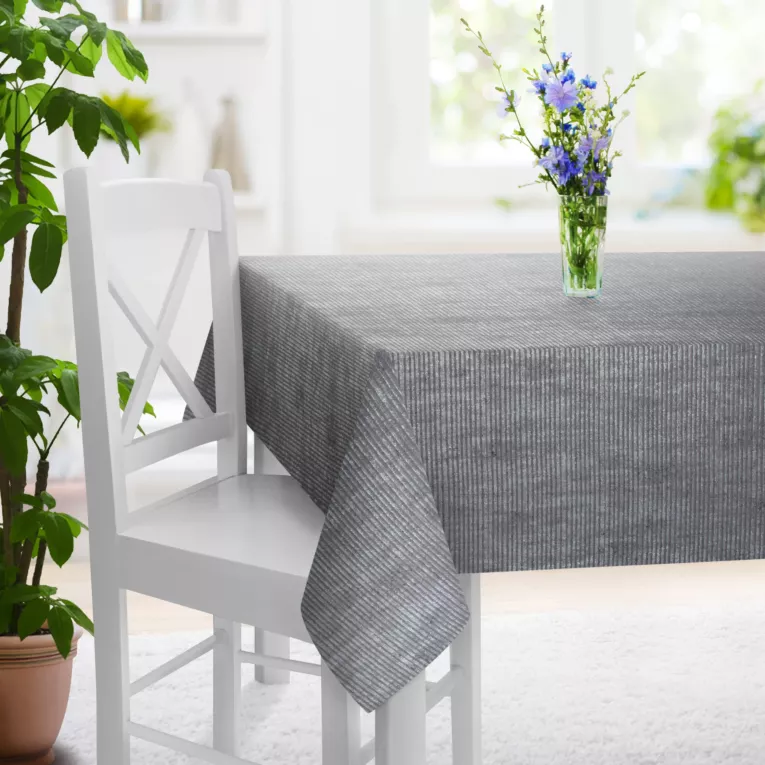 Obrus szyty popielato srebrny z tkaniny o naturalnym splocie w pasy, z delikatnym połyskiem