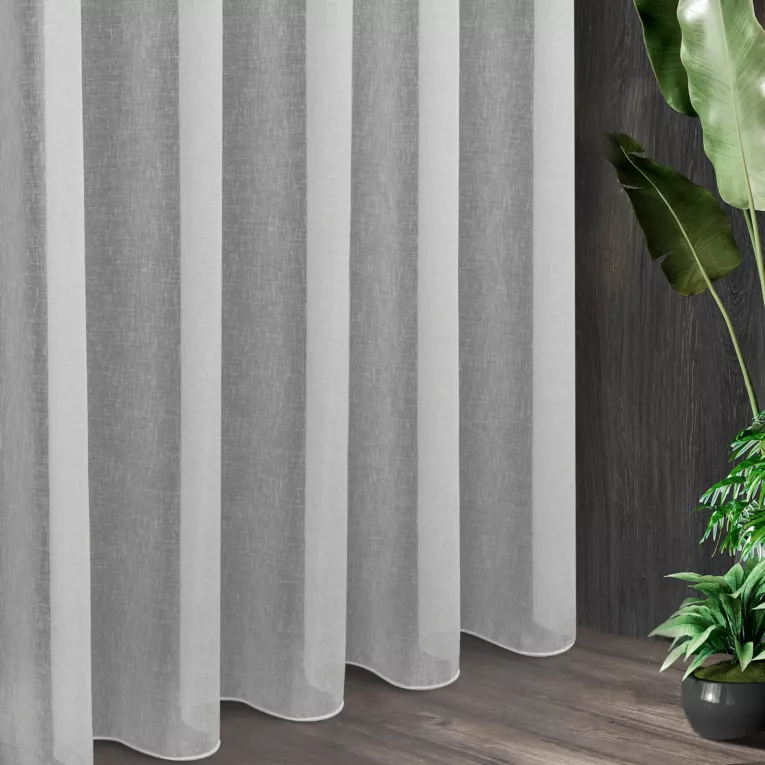 Tkanina firanowa etamina o luźnym splocie zakończona szwem obciążającym