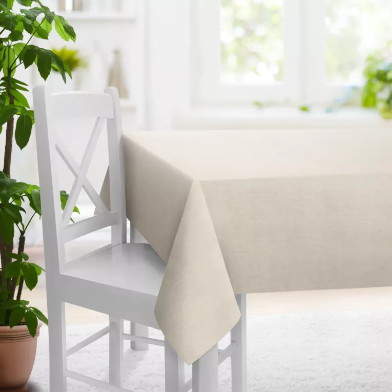 Obrus szyty jasnobeżowy z miękkiej matowej tkaniny szenilowej o naturalnym splocie