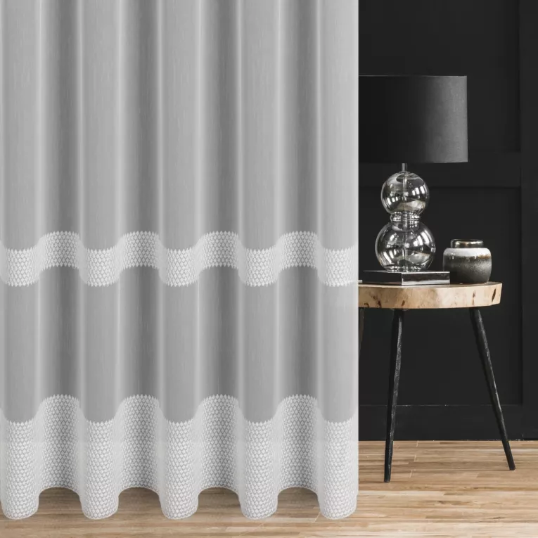 Firana szyta na taśmie 5 cm biała z tkaniny typu Aden, zdobiona drobnym, geometrycznym haftem tworzącym poziome pasy