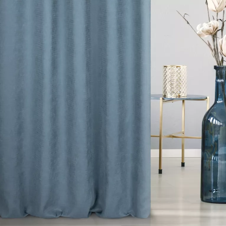 Zasłona szyta na taśmie 5 cm ciemnoniebieska z miękkiej, matowej tkaniny w drobny geometryczny wzór