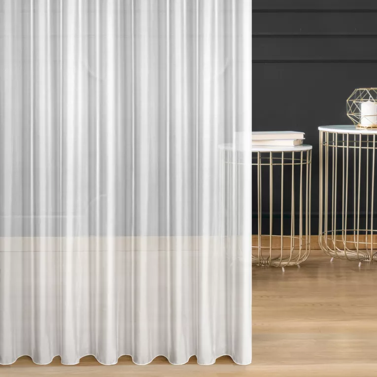 Firana szyta na taśmie 5 cm biała z błyszczącej tkaniny wykończonej obciążnikiem