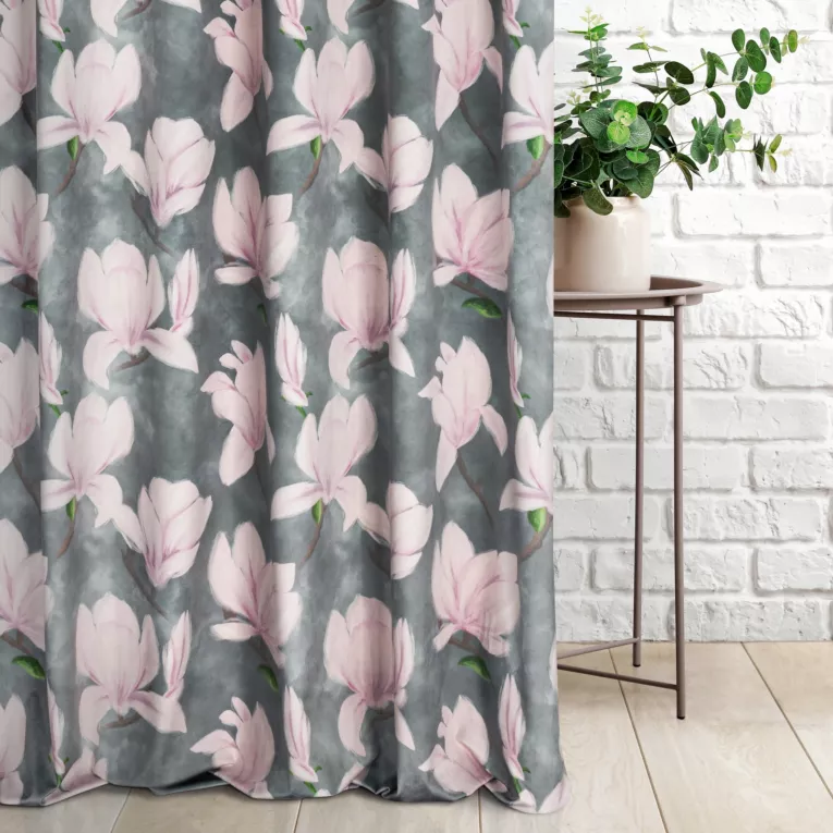 Zasłona szyta na taśmie 5 cm srebrno różowa z miękkiej, welwetowej tkaniny, z nadrukowanym dużym wzorem kwiatowym