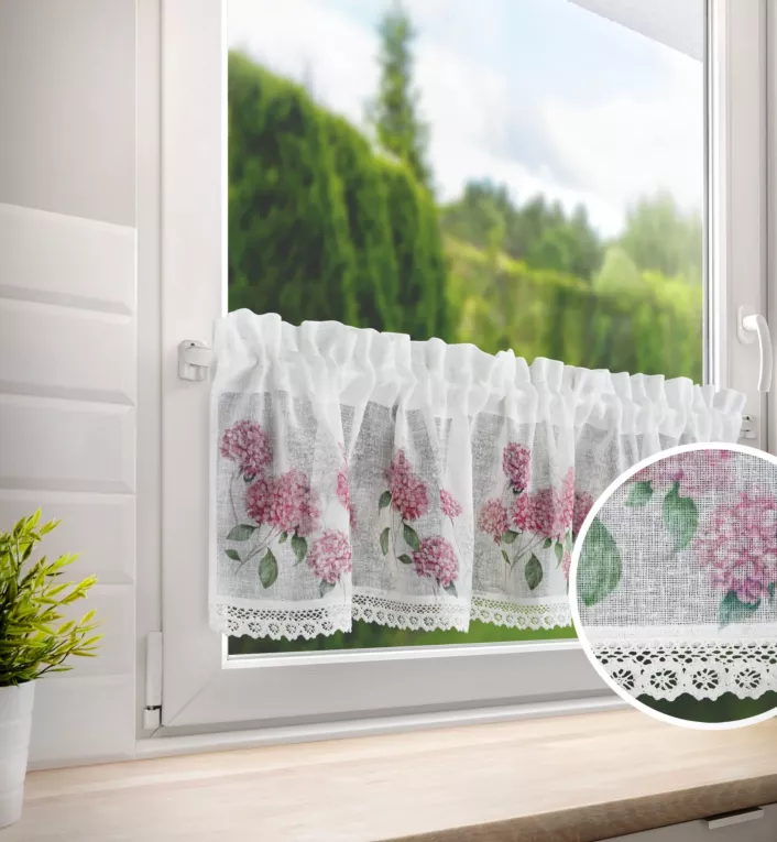 Zazdrostka z etaminy zdobiona nadrukiem kwiatów i koronką