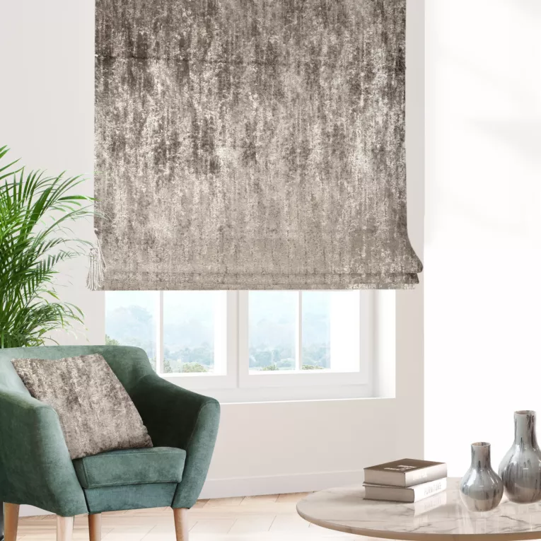 Roleta rzymska beżowo złocista z grubej, welwetowej tkaniny z efektem przecieranego wzoru, zdobiona delikatnie połyskującym nadrukiem