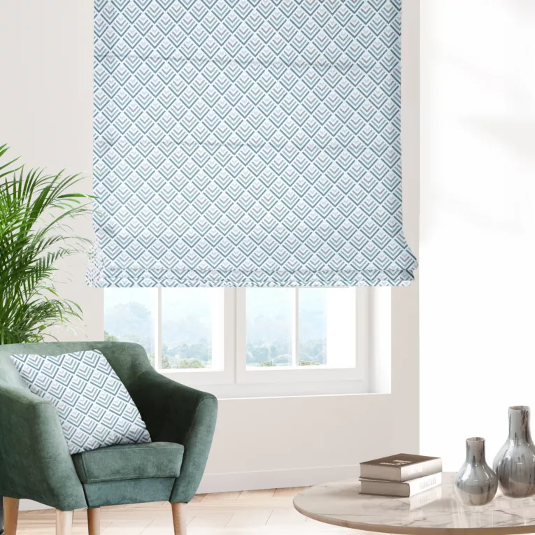 Roleta rzymska jasnokremowo turkusowa z tkaniny o naturalnym splocie z nadrukowanym geometrycznym wzorem