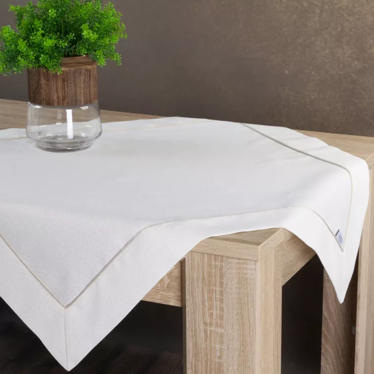 Serweta BLANKA zdobiona listwą oraz delikatną złotą wypustką w eleganckim opakowaniu