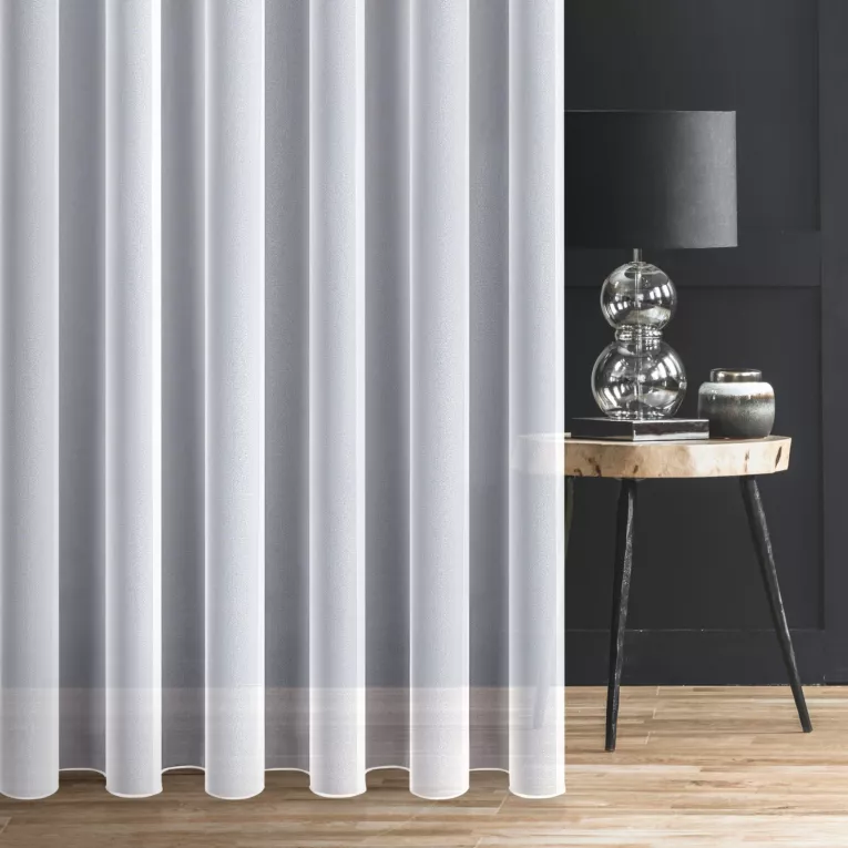 Firana szyta na taśmie 5 cm BETTINA biała z połyskliwej tkaniny PERU, wykończona obciążnikiem