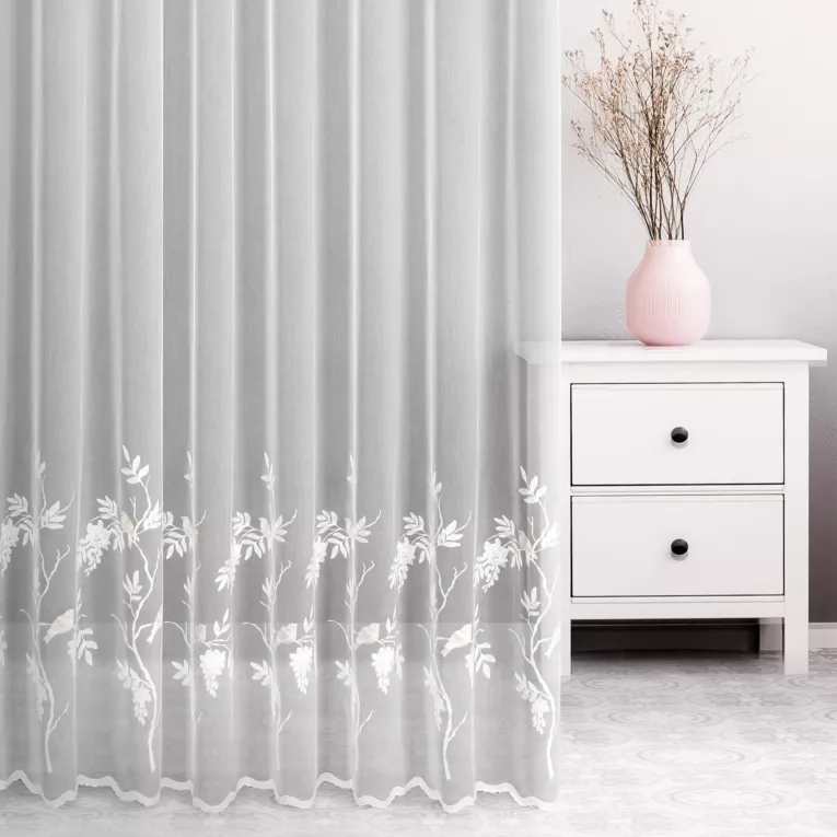 Firana szyta na taśmie 5 cm naturalna z delikatnej tkaniny typu aden zdobionej aplikacją