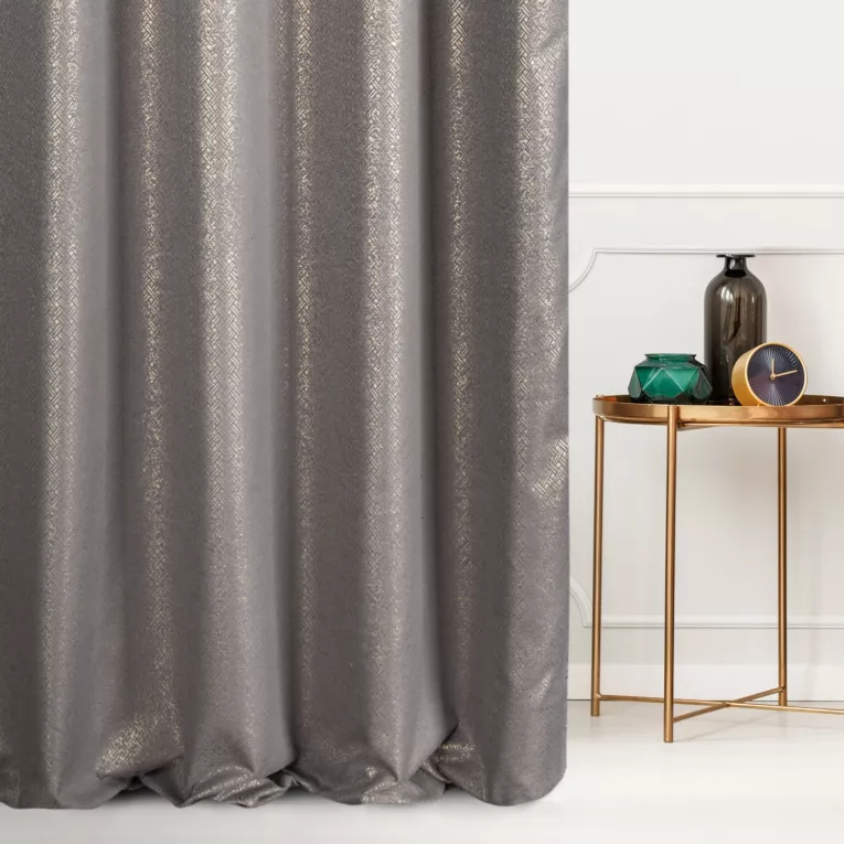 Zasłona szyta na taśmie 5 cm srebrno złocista z połyskującej tkaniny z geometrycznym, drobnym wzorem Pierre Cardin