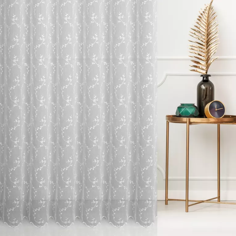 Firana szyta na flexach biała z matowej tkaniny typu ADEN zdobionej drobnym roślinnym haftem