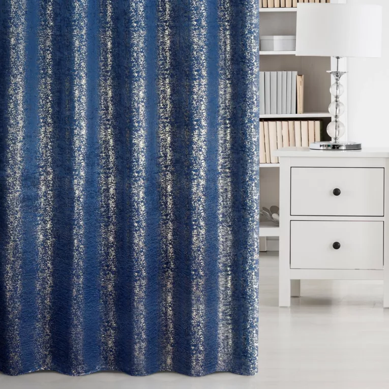 Zasłona KATIE zaciemniająca typu blackout z nakrapianym złotym nadrukiem, styl glamour