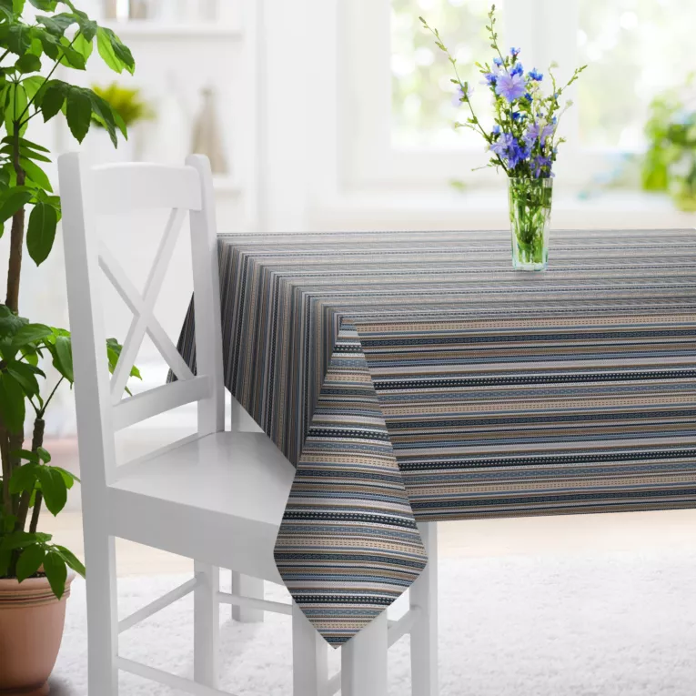 Obrus szyty niebiesko beżowy z grubej, gobelinowej tkaniny o wzorze w pasy, zawiera 50% bawełny