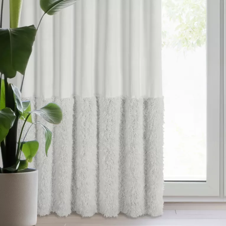 Zasłona biała zdobiona futerkiem 140x270 cm taśma - MARION