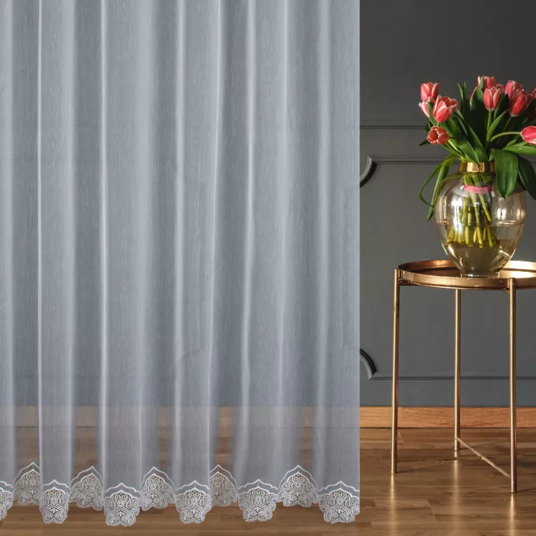 Firana szyta na taśmie 5 cm biała z matowej tkaniny zdobionej dołem wykonaną również z matowej nici aplikacją Pierre Cardin