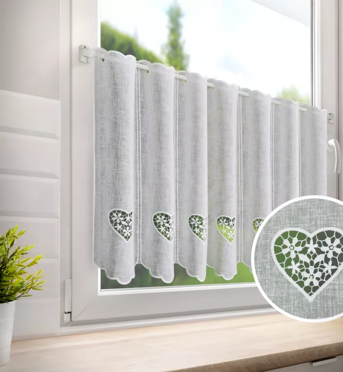 Tkanina firanowa zazdrostka z etaminy zdobiona haftowanymi ażurowymi sercami