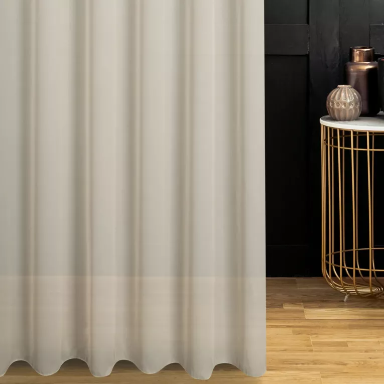 Firana szyta na taśmie 5 cm ciemnokremowa z delikatnej połyskującej tkaniny o strukturze deszczyku wykończonej obciążnikiem