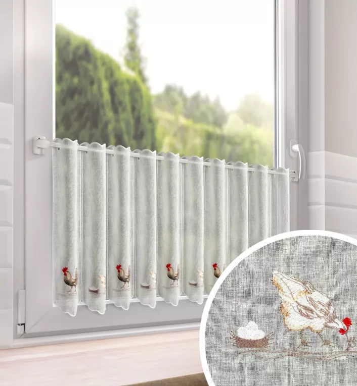 Tkanina firanowa zazdrostka zdobiona haftem uroczych kogutów