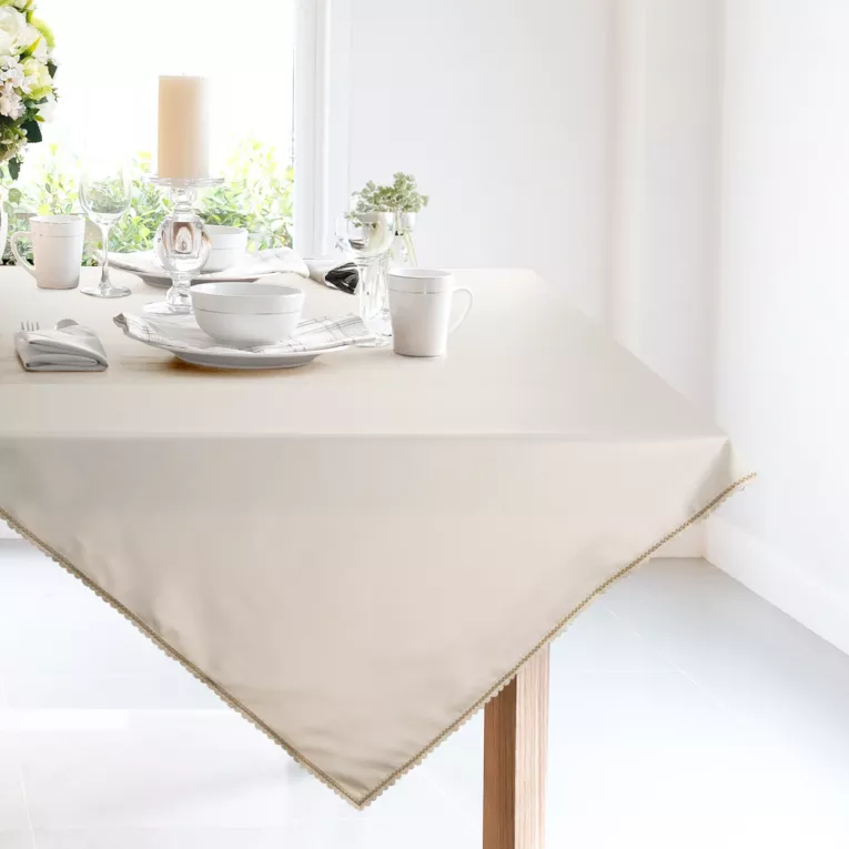 Bieżnik na stół kremowy 85x85 cm LACE z szampańskim haftowanym zdobieniem
