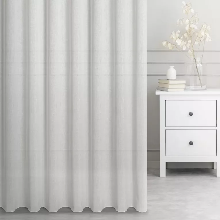 Firana szyta na przelotkach naturalna z miękkiej tkaniny z błyszczącą srebrną nitką