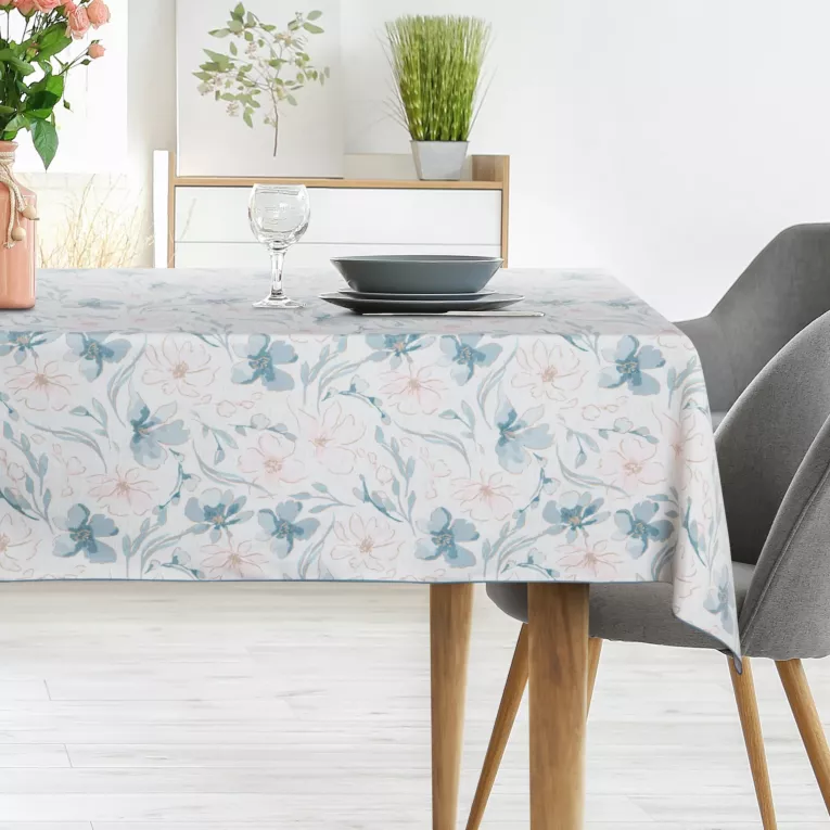Obrus naturalno, jasnoniebieski 145x300 cm INES 10 z nadrukowanym motywem pastelowych kwiatów
