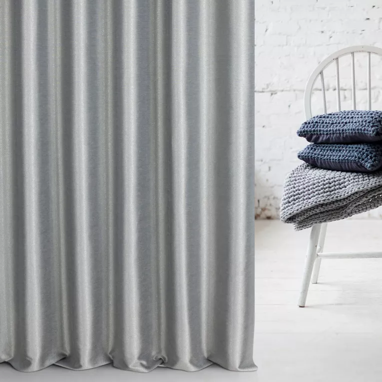 Zasłona szyta na flexach srebrno granatowa z tkaniny z dodatkiem połyskującej nici, z widocznym ozdobnym splotem