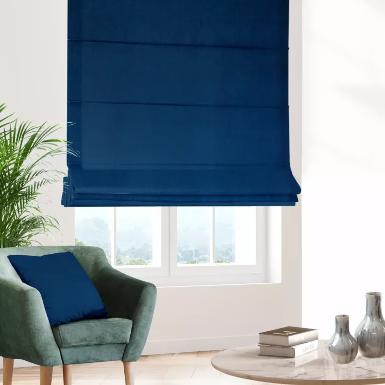 Roleta rzymska granatowa z miękkiej tkaniny o welurowej strukturze