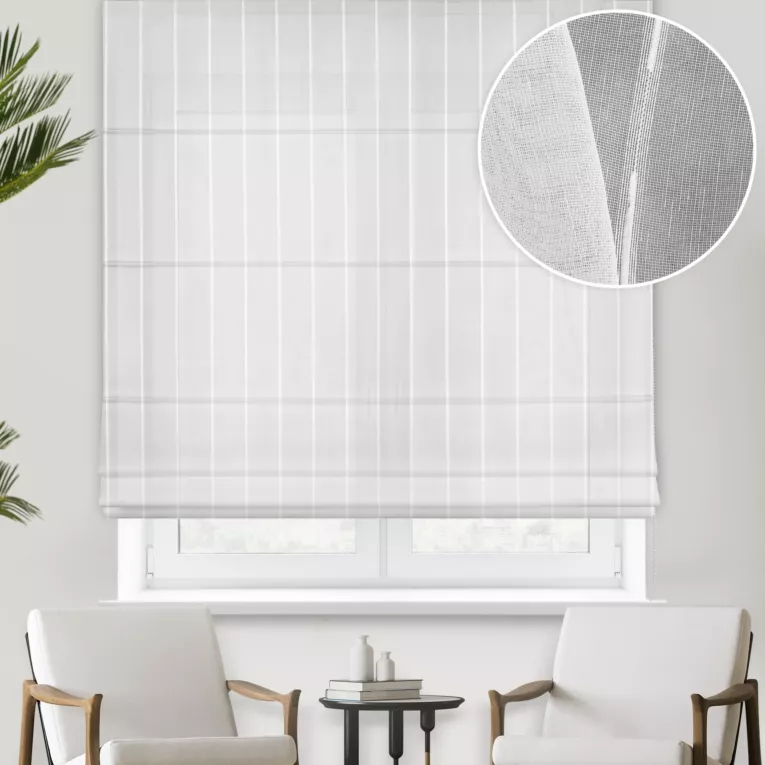 Roleta rzymska biała z tkaniny w pionowe pasy i efektem deszczyku, wykończona obciążnikiem