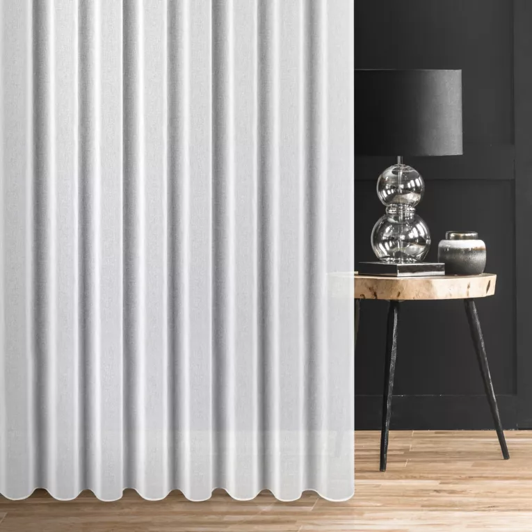 Firana szyta na taśmie 5 cm biała z matowej cienkiej etaminy, wykończona obciążnikiem