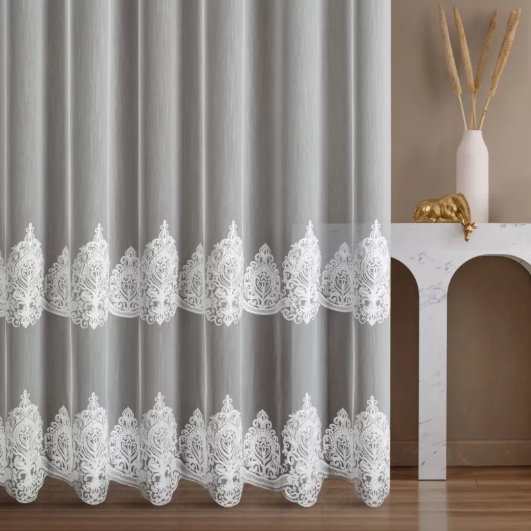 Firana szyta na tunelu biała z tkaniny typu aden z efektem delikatnego deszczyku, zdobionej haftem łańcuszkowym we wzór ornamentowy