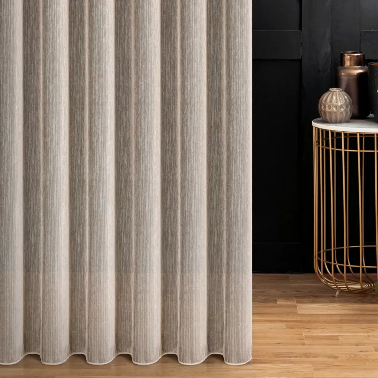 Firana szyta na taśmie 5 cm beżowa z delikatnej tkaniny typu deszczyk wykończona obciążnikiem