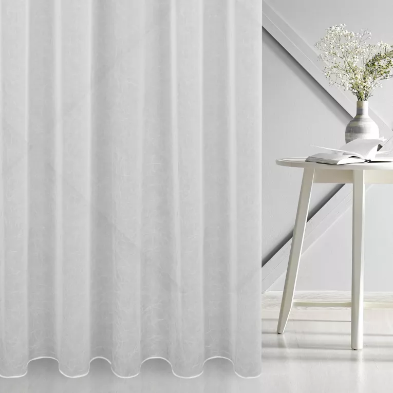 Firana szyta na taśmie 5 cm biała z matowego kreszowanego woalu, wykończona obciążnikiem