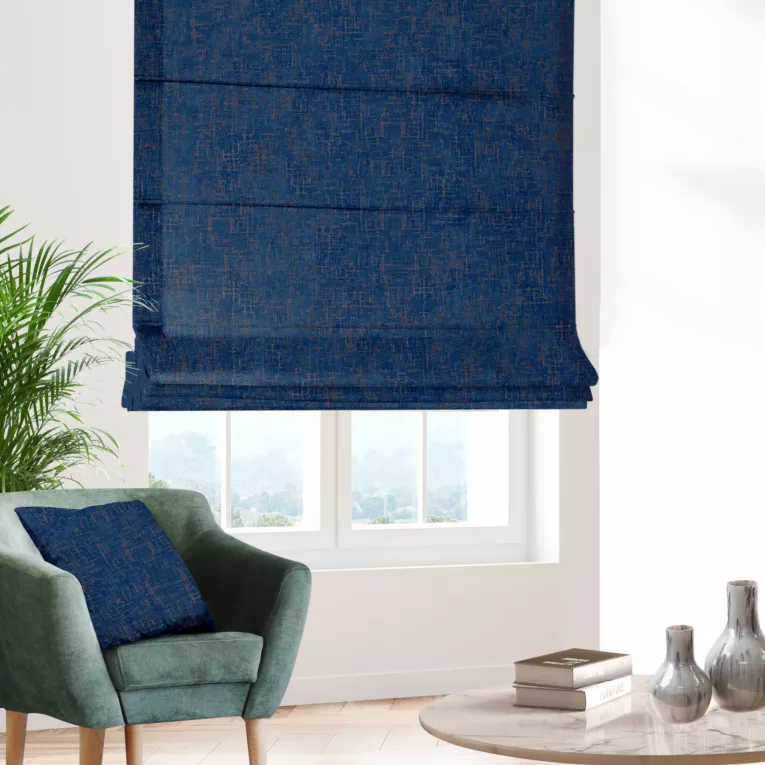 Roleta rzymska granatowa z miękkiej półmatowej tkaniny welwetowej z metalicznym nadrukiem