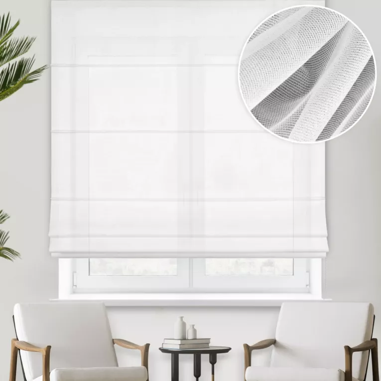 Roleta rzymska biała z gładkiej, matowej tkaniny, wykończona obciążnikiem