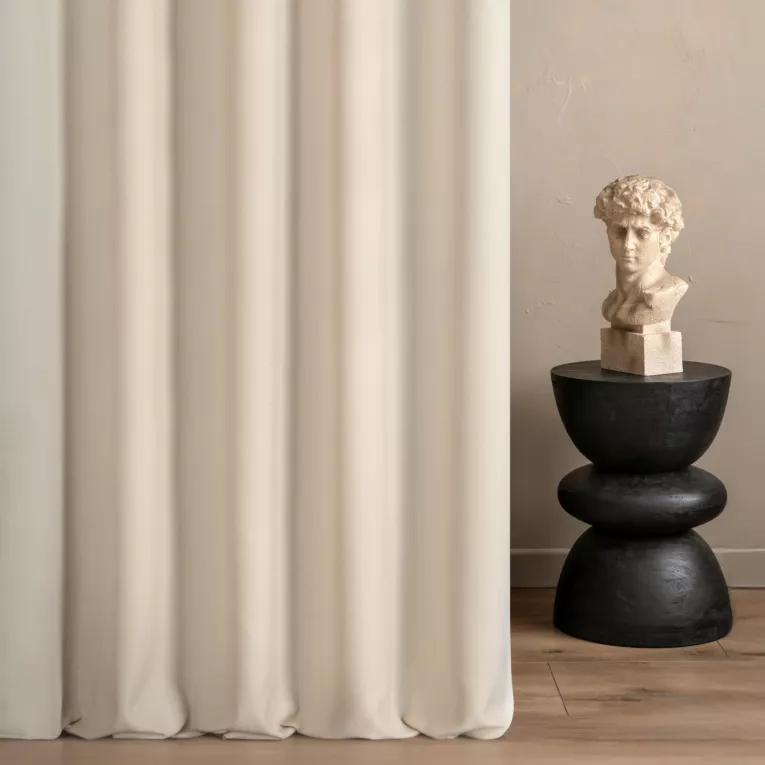 Zasłona szyta na taśmie 5 cm jasnobeżowa z gładkiej jednokolorowej tkaniny o jodełkowym splocie