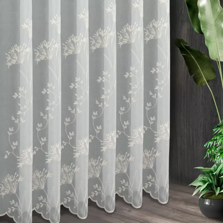 Tkanina firanowa, matowa z efektem deszczyku, z delikatnym haftem roślinnym