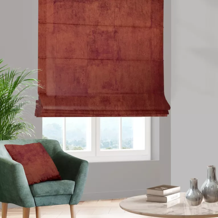 Roleta rzymska bordowo miedziana z welwetowej, miękkiej tkaniny, z połyskującym nadrukiem
