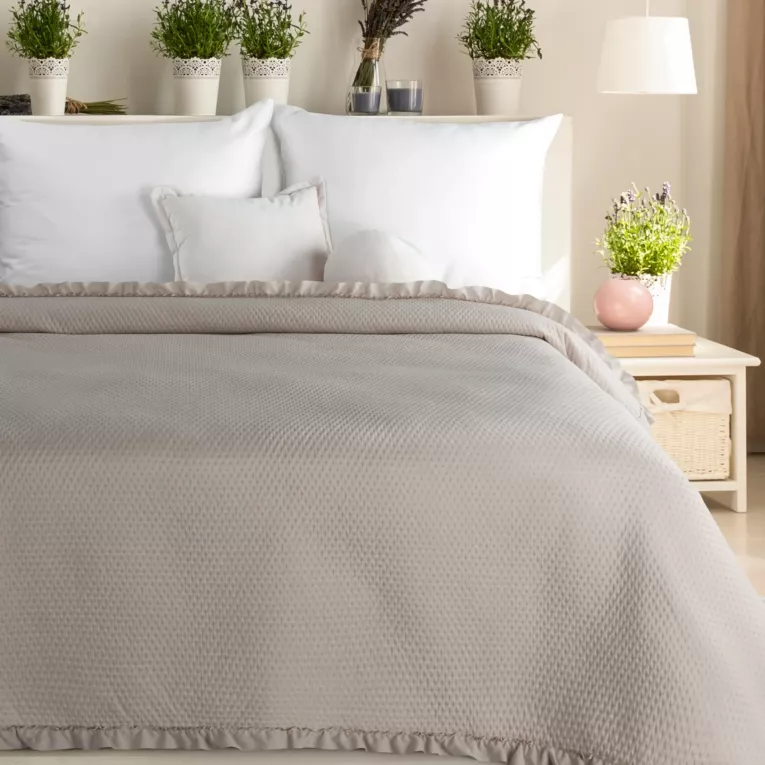 Narzuta ciemnobeżowa pikowana metodą hot press z ozdobną falbanką 170x210 cm FALBANKA Design 91